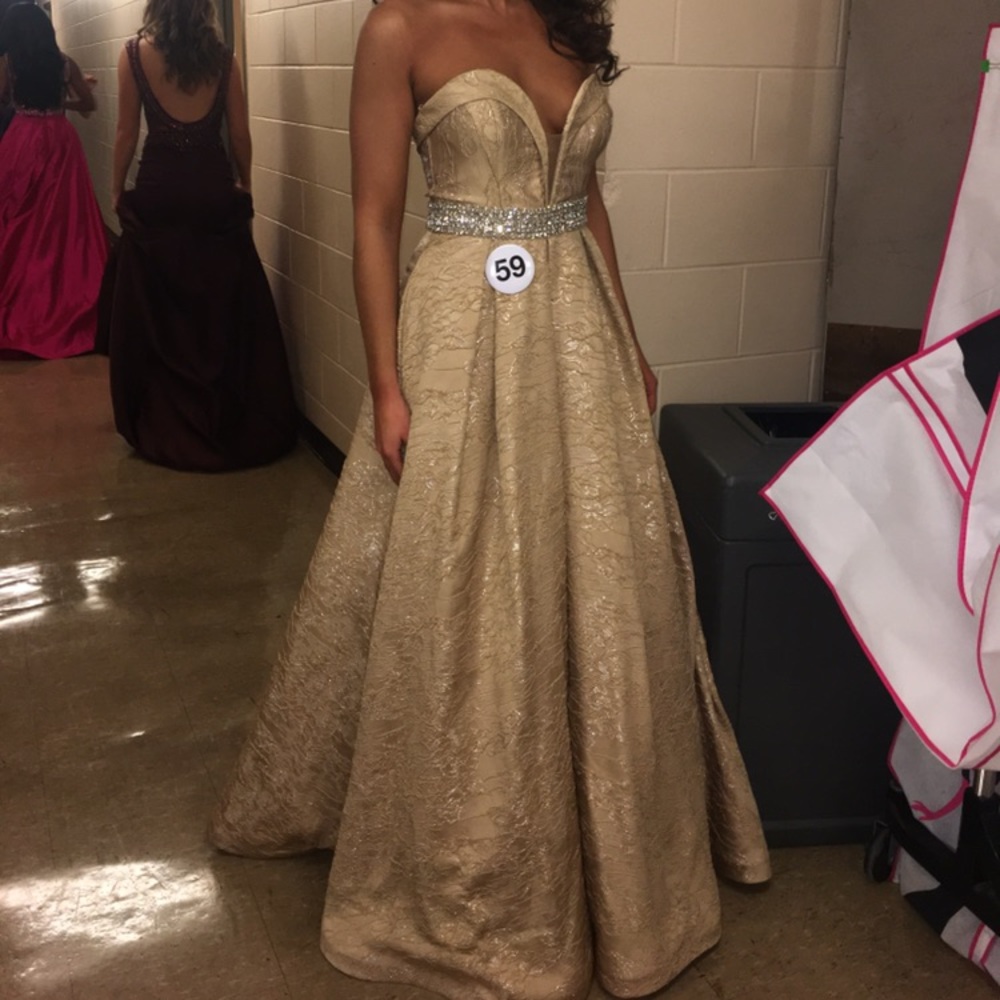 Champagne Designer Ashley Lauren Ballgown ✨